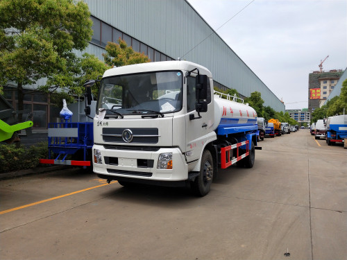 公交車追尾灑水車新聞中心 公交車追尾灑水車新聞中心