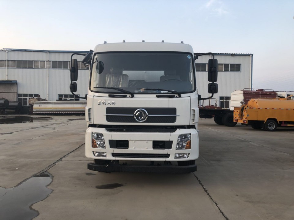 環(huán)衛(wèi)灑水車突然剎車,不是因為車壞了,司機很暖心 環(huán)衛(wèi)灑水車突然剎車,不是因為車壞了,司機很暖心