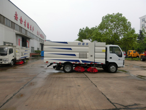 東風(fēng)掃路車 東風(fēng)掃路車