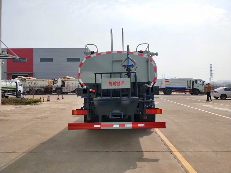 五、國六東風(fēng)天龍后雙橋20噸灑水車管路系統(tǒng): 由管道、四位三通球閥、直通球閥、過濾網(wǎng)、出水口(前沖后灑、側(cè)噴;高位側(cè)花灑;后工作平臺(tái),帶綠化灑水高炮)組成。 五、國六東風(fēng)天龍后雙橋20噸灑水車管路系統(tǒng): 由管道、四位三通球閥、直通球閥、過濾網(wǎng)、出水口(前沖后灑、側(cè)噴;高位側(cè)花灑;后工作平臺(tái),帶綠化灑水高炮)組成。