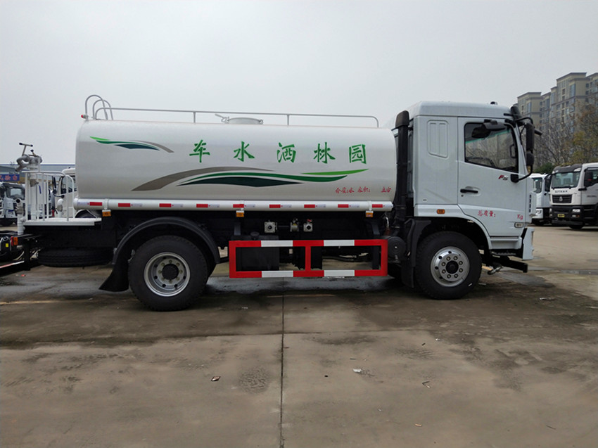 東風(fēng)灑水車 東風(fēng)灑水車