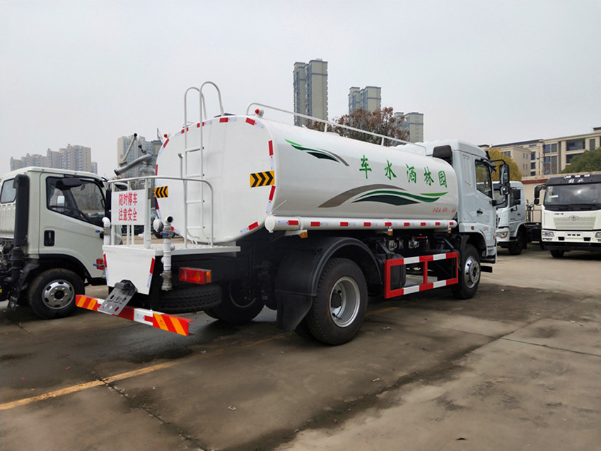 東風(fēng)灑水車 東風(fēng)灑水車